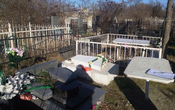 На кладбище под Одессой вандалы повалили несколько надгробий