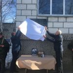 На юге Одесской области установили мемориальную доску погибшему в зоне АТО бойцу