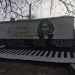 Одесситы отмыли разрисованную вандалами стену памяти Кузьмы Скрябина