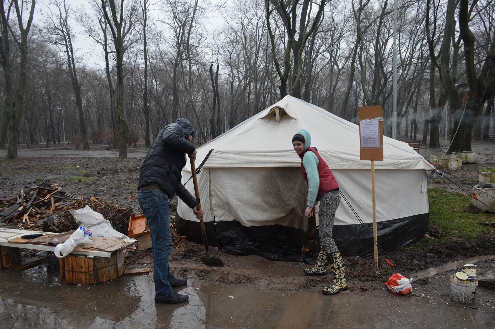 Непогода в Одессе: как бездомные спасаются от дождя и холода