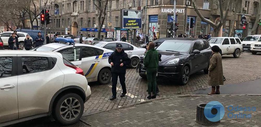 Одесса: полицейский автомобиль врезался в Porsche Cayenne