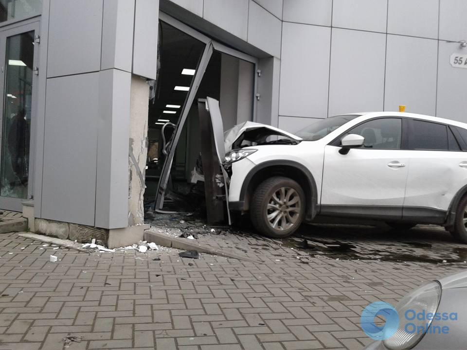 Возвращение к истокам: в Одессе автомобиль Mazda влетел в одноименный автосалон