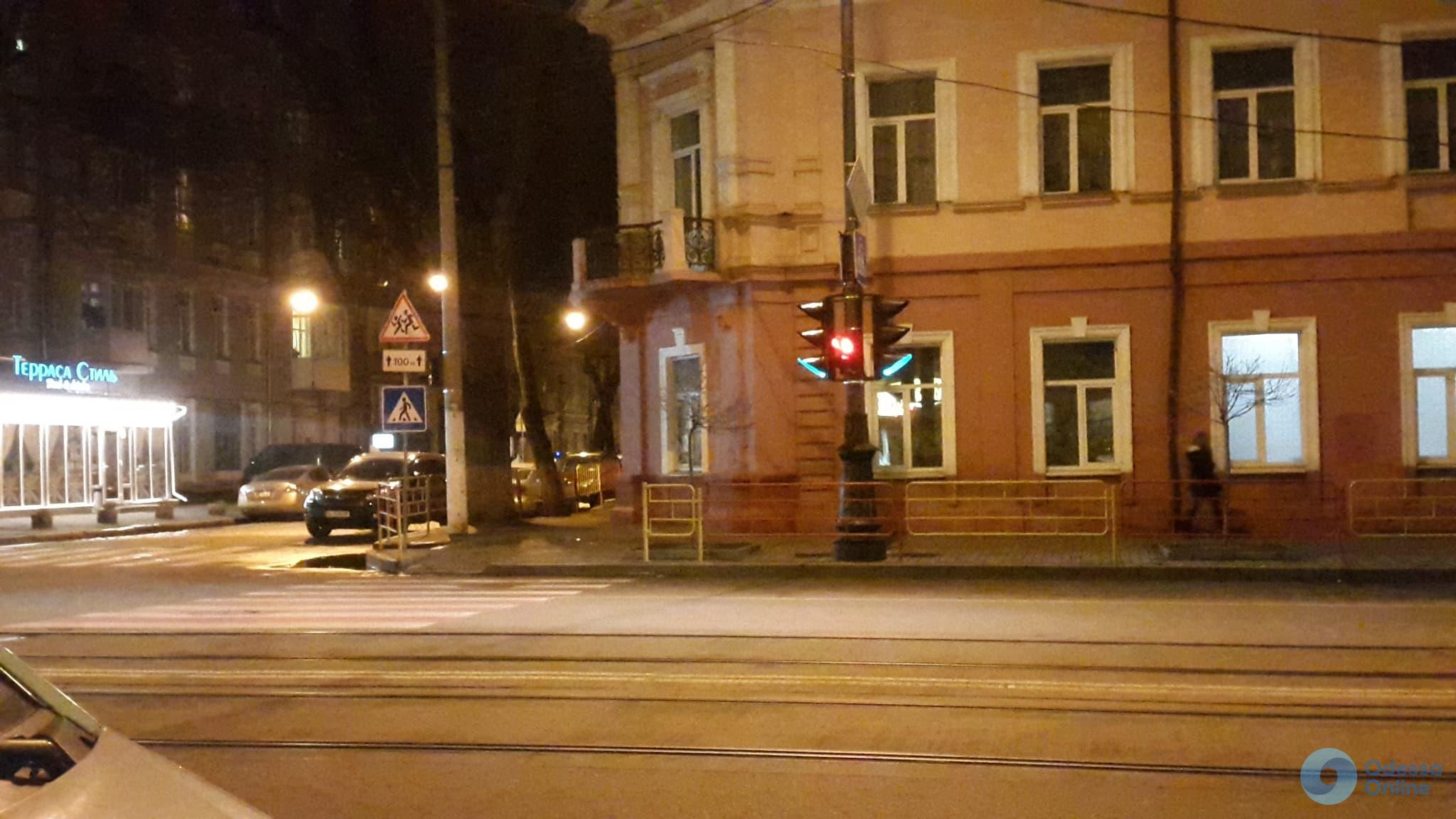 Возле школы на Тираспольской установили светофор