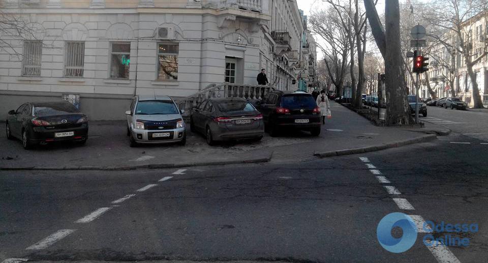 «Парад» автохамов у одесского облУВД (фотофакт)