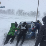 Непогода: одесские патрульные освобождают застрявшие авто из сугробов