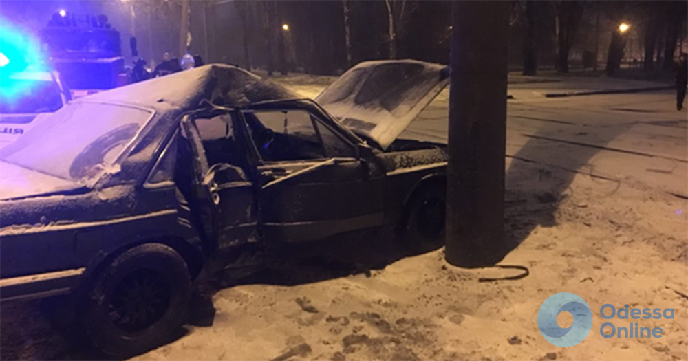 Одесса: водитель Audi врезался в столб и отправил пассажира в больницу