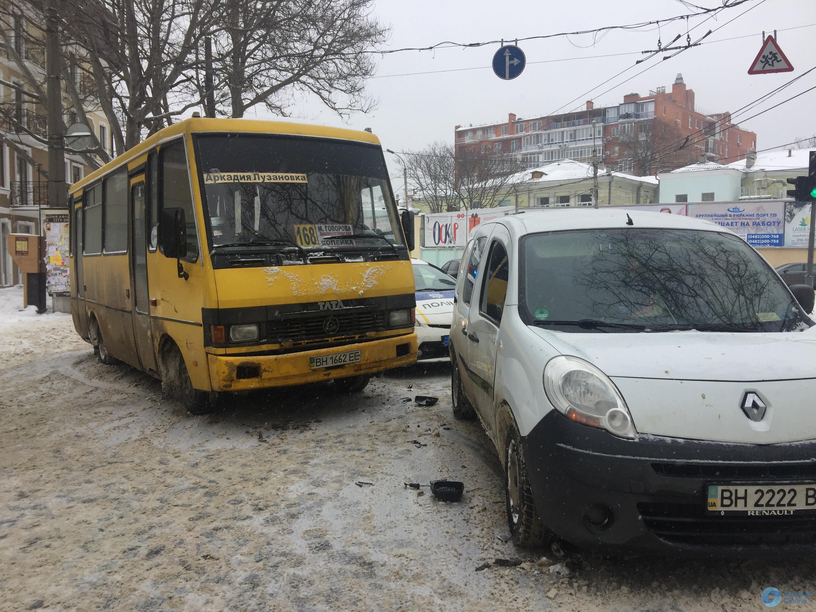 В Одессе столкнулись маршрутка и легковушка (ФОТО)