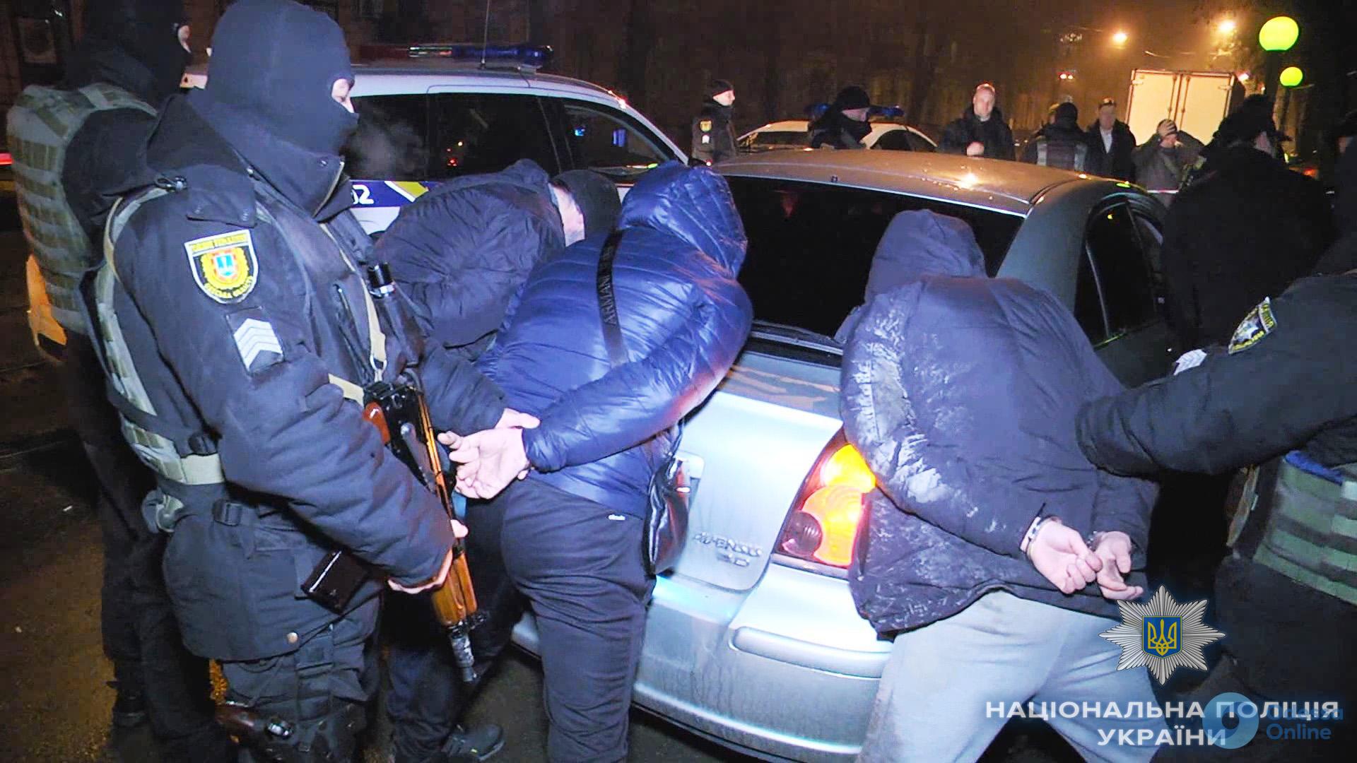 Трое иностранцев угрожали ножом прохожему в центре Одессы (фото)