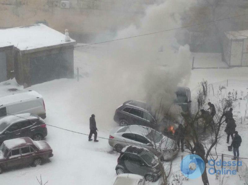 В Одессе средь бела дня сгорел внедорожник (фото)