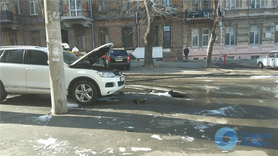 В центре Одессы средь бела дня подожгли автомобиль судьи