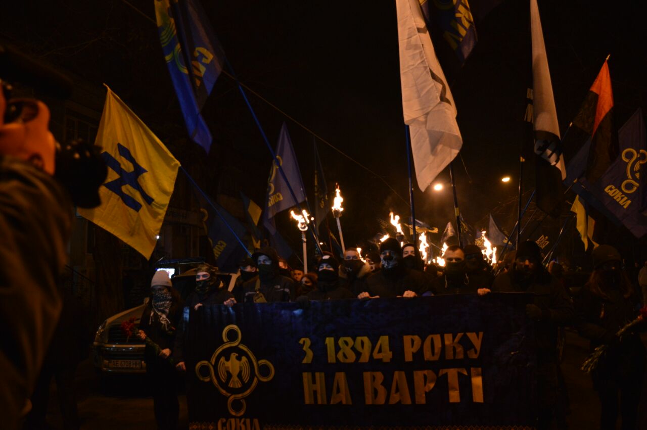 С фаерами и факелами: марш «Сокола» прошел по Одессе
