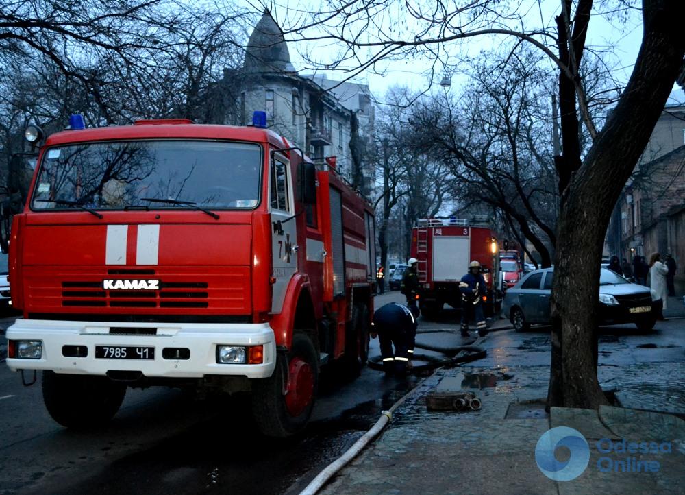 Два человека погибли при пожаре в центре Одессы (фото)