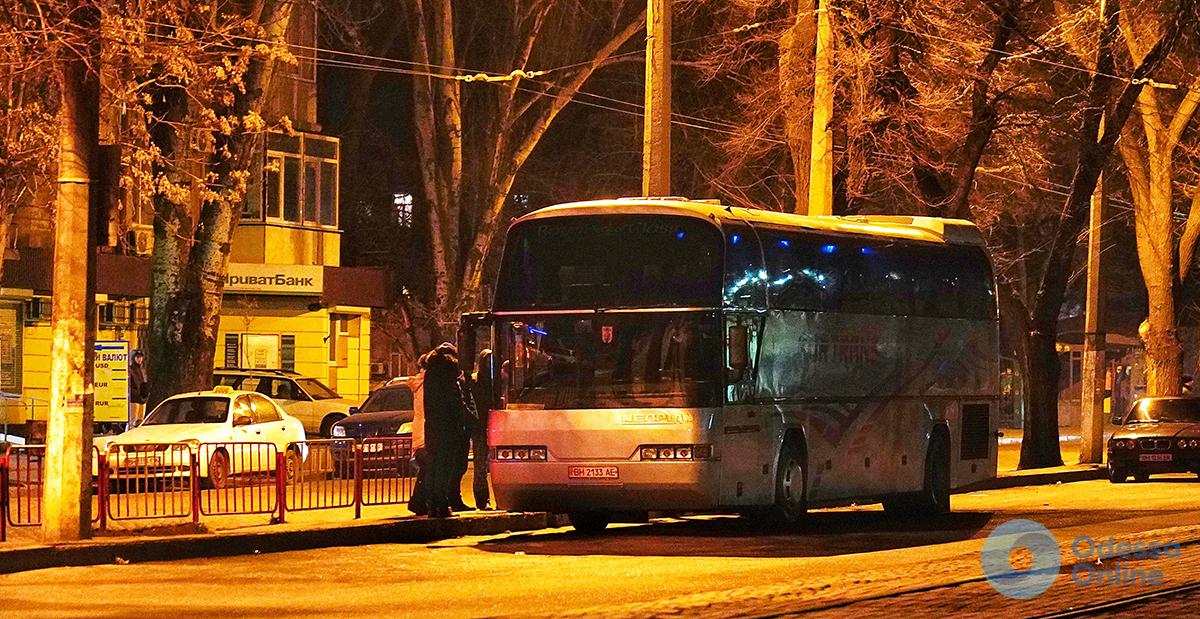 Противники Труханова собрали массовку для поездки в Киев: не набралось и два автобуса (фото)