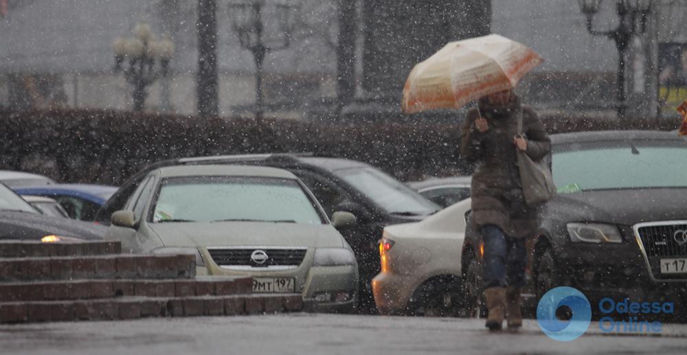 Снег и гололедица: полиция просит одесситов убрать авто с проезжей части