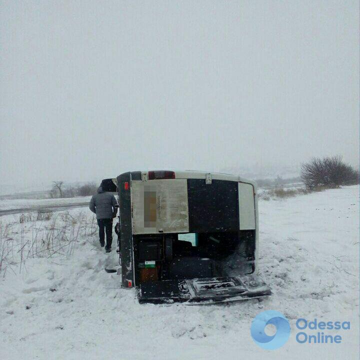 На трассе под Одессой перевернулся микроавтобус