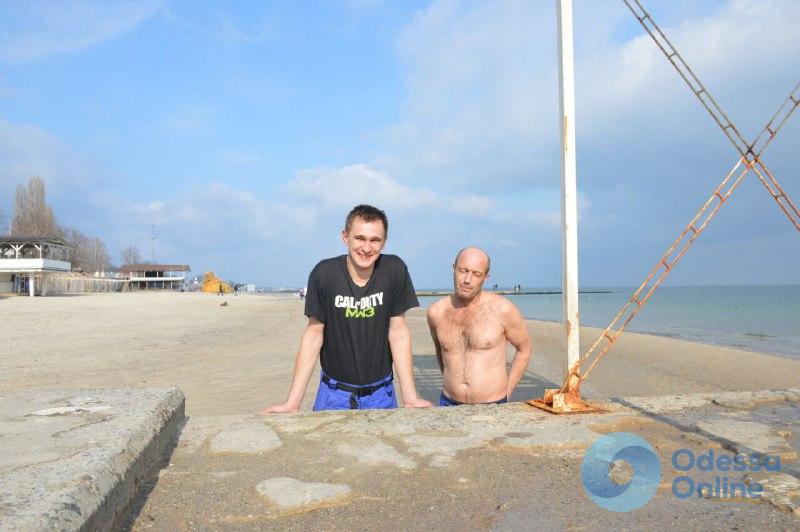 Харьковские моржи открыли купальный сезон на одесском пляже (фото)