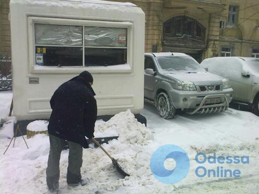 На одесских стоянках и парковках расчищают снежные заносы