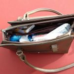 Не усмотрел: грабитель выкинул сумку с семью тысячами гривен