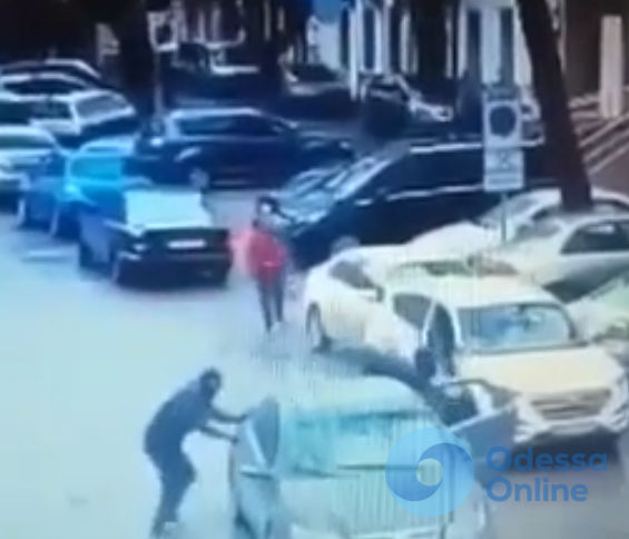 Нападение в центре Одессы: двое в масках отобрали у мужчины сумку с деньгами (видео)