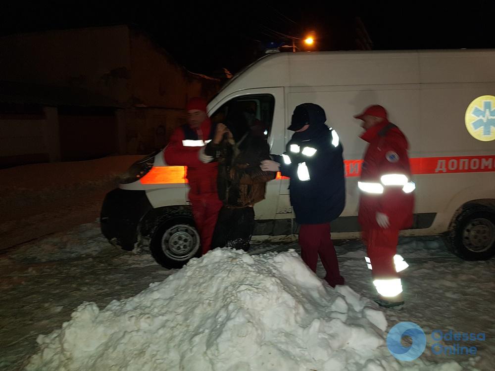 Замерзающего одесского бомжа спасала целая команда медиков и психологов