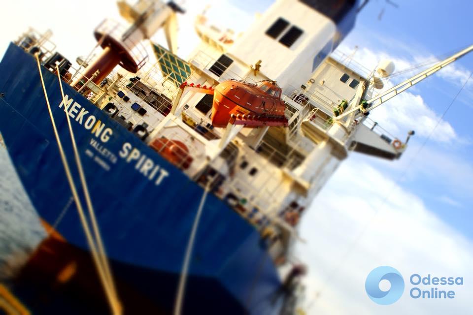 Одесские моряки уже 9 месяцев находятся на борту арестованного в Греции судна
