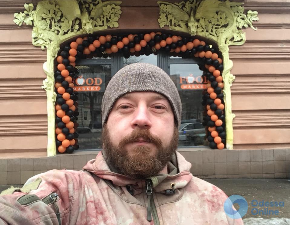В цветах георгиевской ленты: активиста возмутил декор одесского магазина