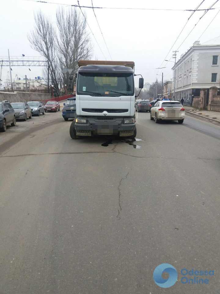 В Одессе легковушка столкнулась с грузовиком: пострадал мужчина