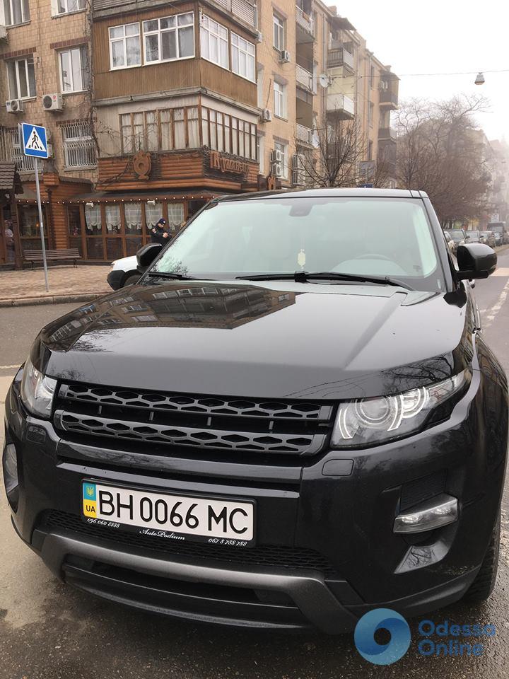 В центре Одессы встреча двух автомобилей-клонов закончилась «покатушками» на капоте