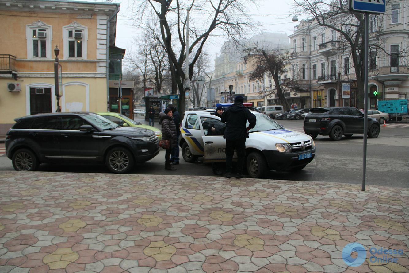 В центре Одессы встреча двух автомобилей-клонов закончилась «покатушками» на капоте