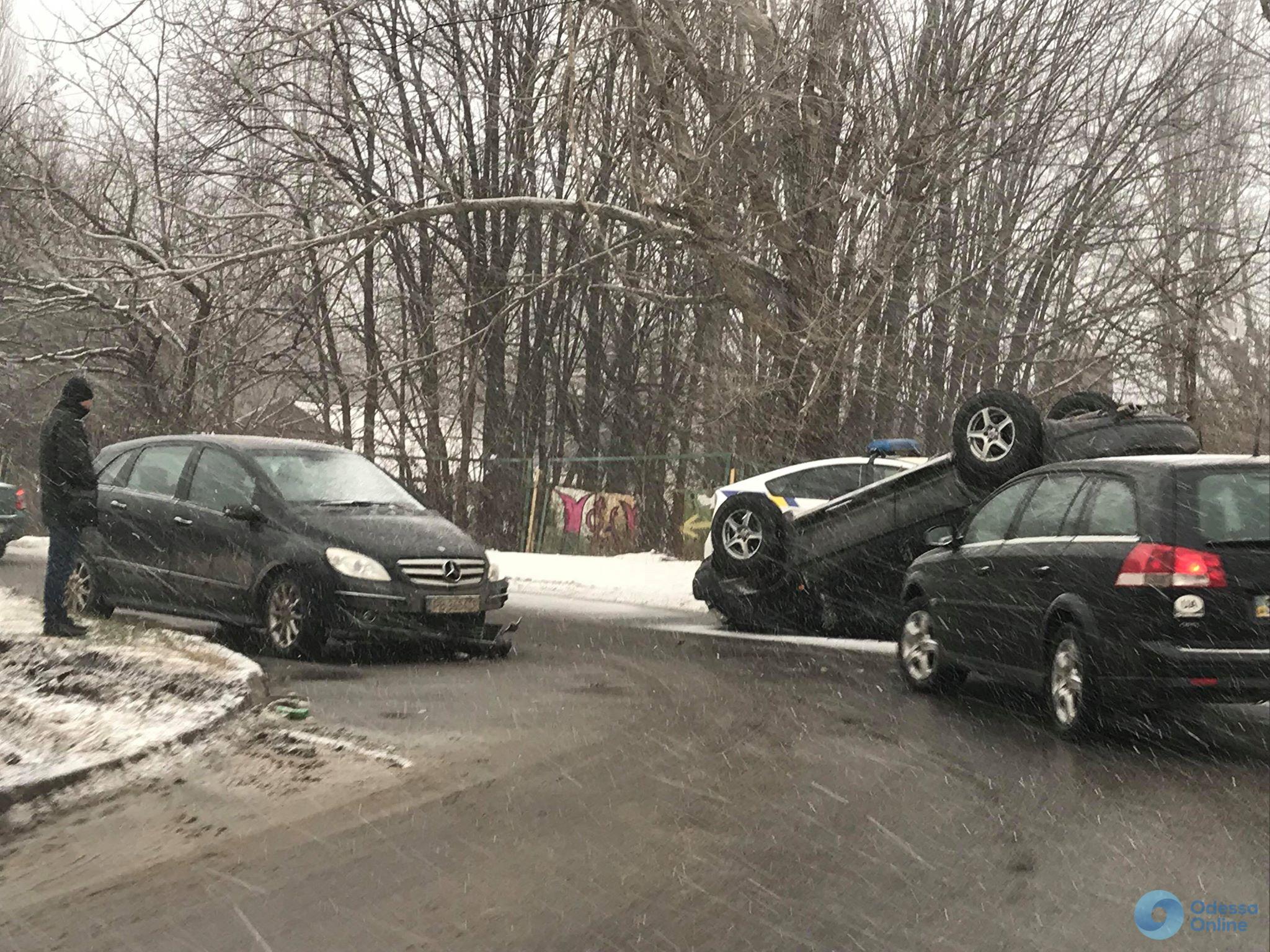 Lexus на крыше: в Одессе столкнулись две иномарки
