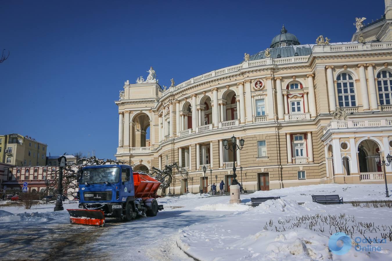 В Одессе коммунальщики ведут борьбу с последствиями непогоды