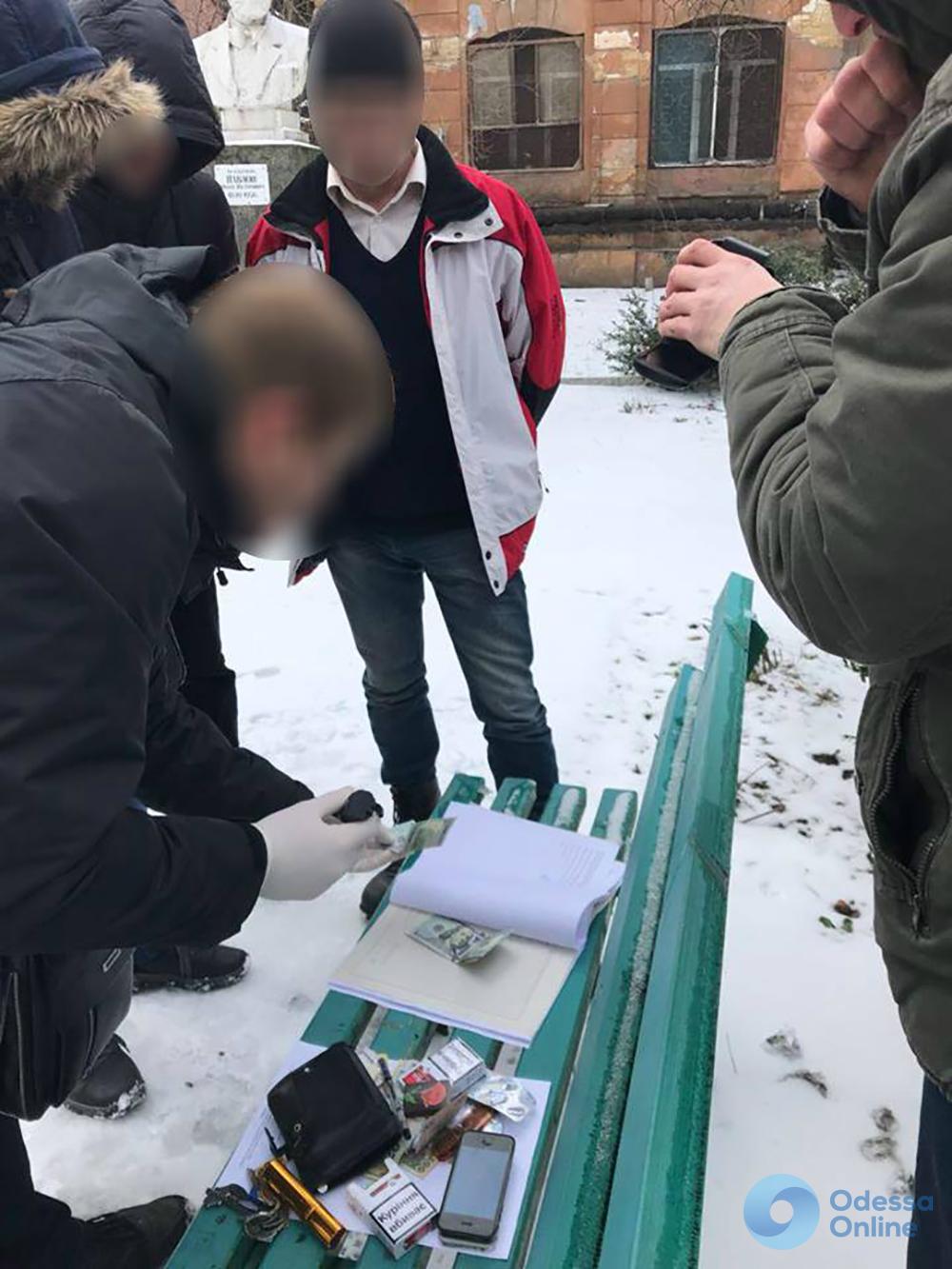 В Одессе врача задержали на взятке в 1000 долларов