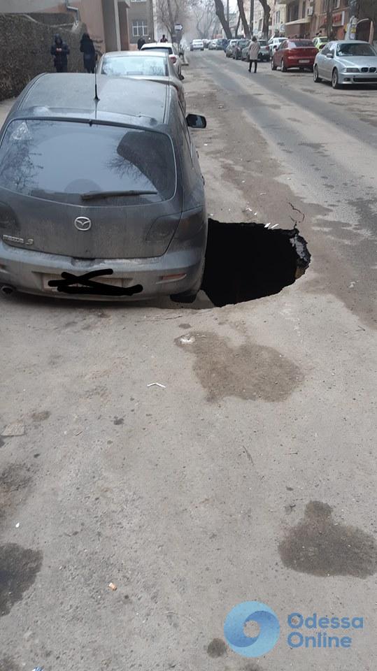 В Одессе под машиной провалилась дорога (ВИДЕО)