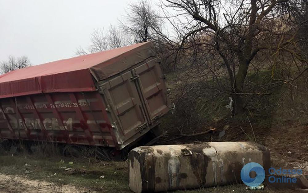 Под Одессой столкнулись два грузовика