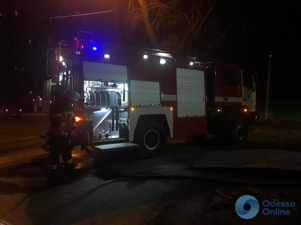 В Одессе тушили пожар на территории школы