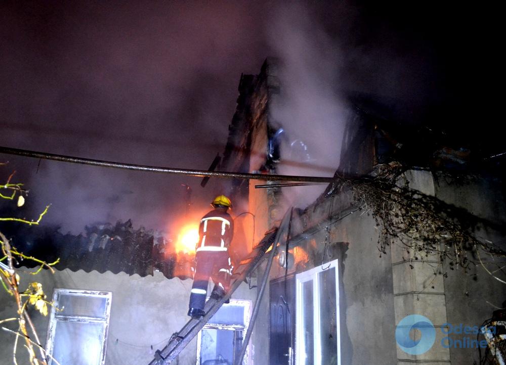 В Одессе горели два соседних дома (фото, видео)