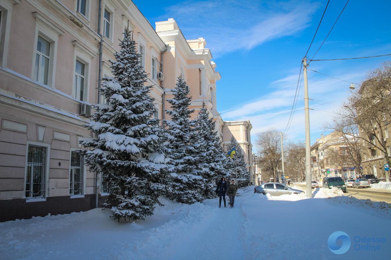 В Одессе снегоуборочная техника работает в ритме танца (ВИДЕО)