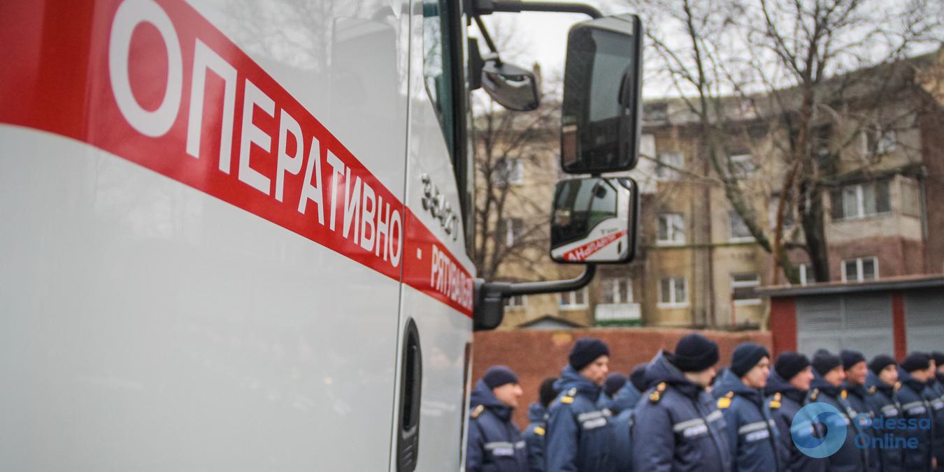 Одесским спасателям выдали награды и автотранспорт