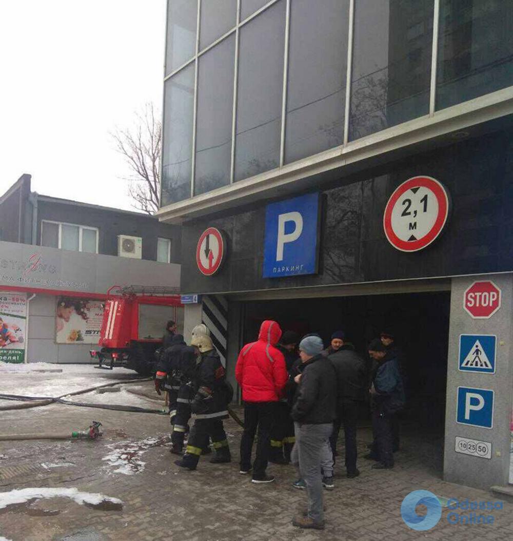 Одесса: в подземном паркинге тушили пожар