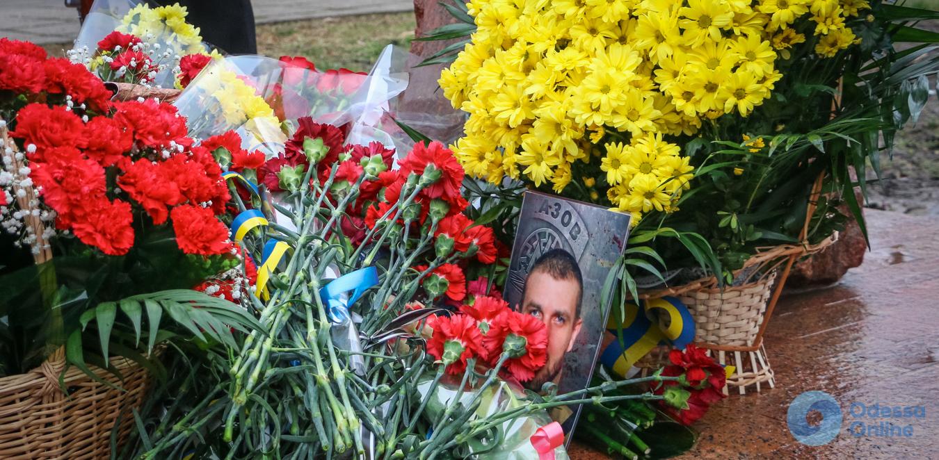 В Одессе чиновники возложили цветы в честь Дня добровольца