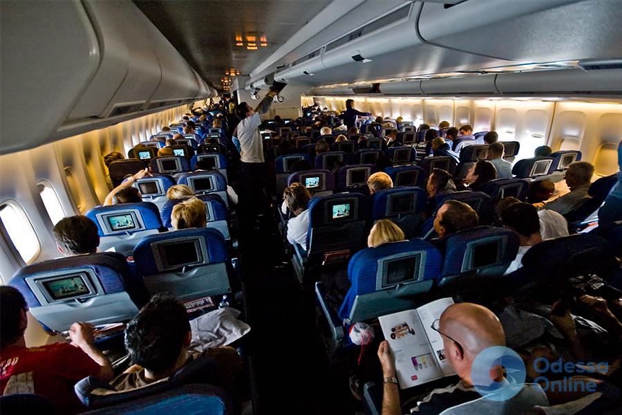 Из-за фейкового минирования Одесского аэропорта пассажиры десять часов сидели в самолете