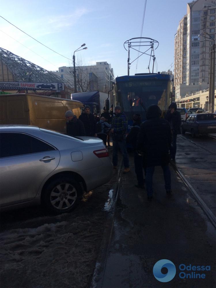 Автохам: одесситы своими силами убрали машину с трамвайных путей