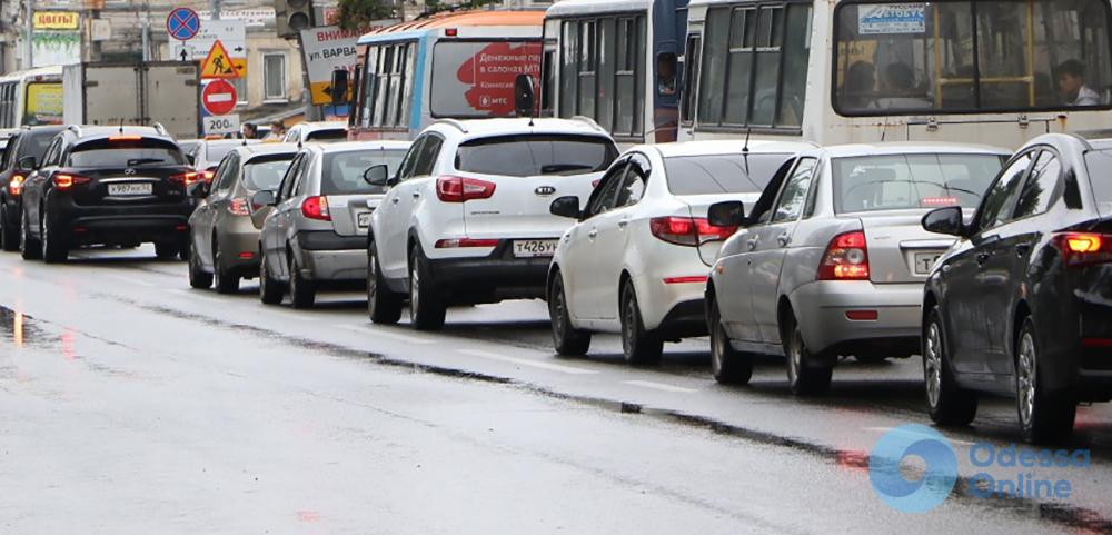 Одесские пробки: ДТП и ремонт создали автолюбителям проблемы