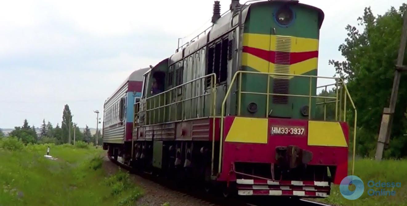 Одесская железная дорога: поезд въехал в автобус с детьми
