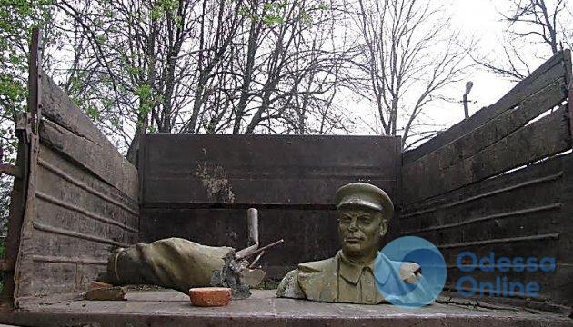 В Одесской области снесли последний памятник вождю тоталитарного режима