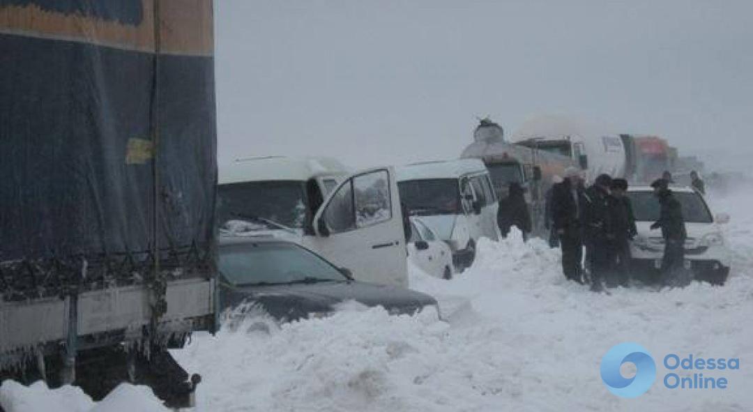 Спасатели растаскивали двухкилометровый затор на трассе Одесса – Киев