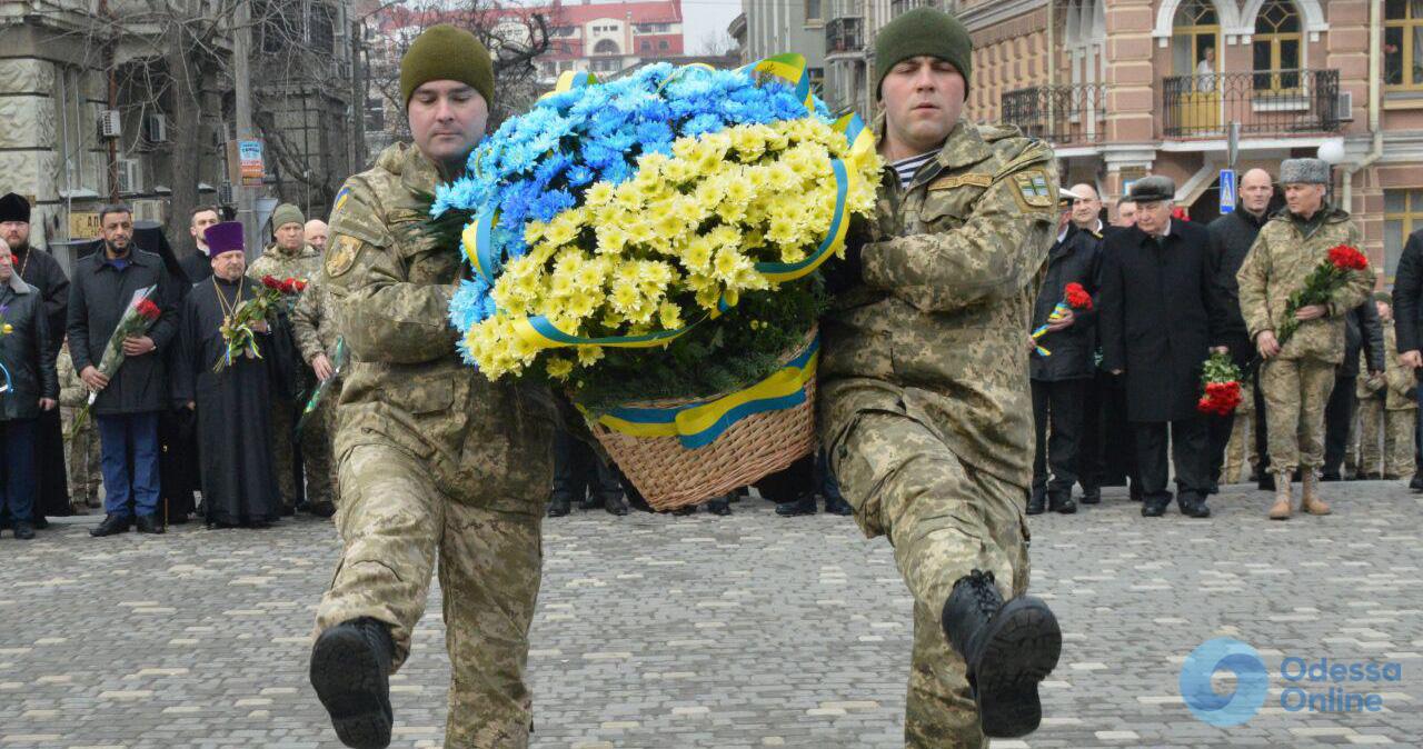 В Одессе торжественно возложили цветы к памятнику Кобзаря