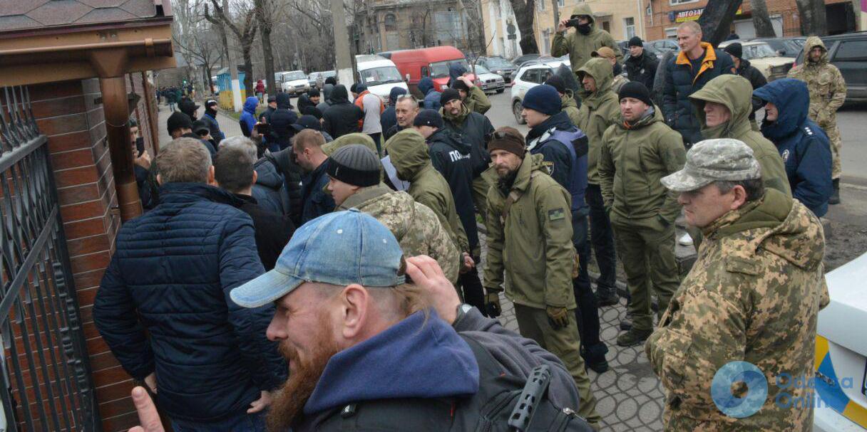 Одесса: активисты чуть не подрались у офиса стивидорной компании