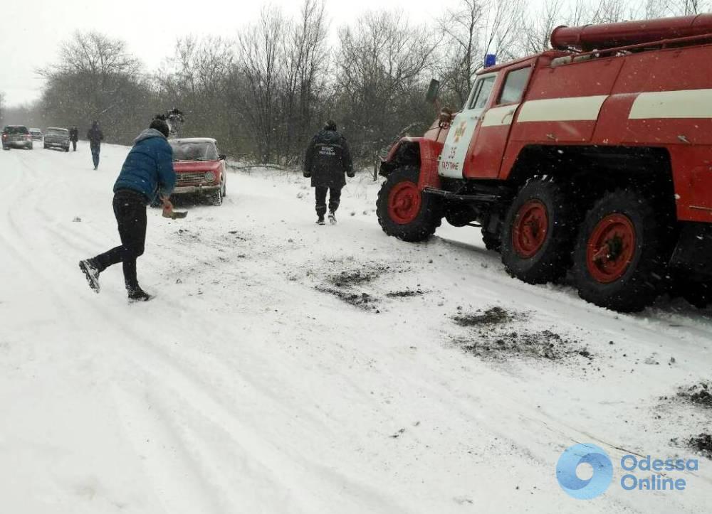 Одесские спасатели вытащили из сугробов четыре автомобиля