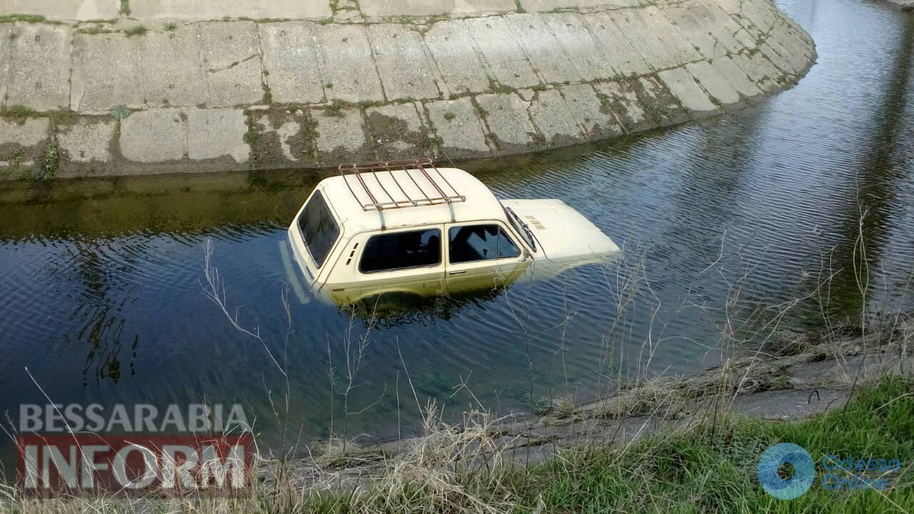 В Одесской области автомобиль упал в канал — водитель погиб (осторожно, фото)